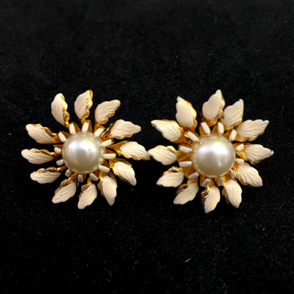 🌸 5 for $25 // Vintage floral clip on earrings